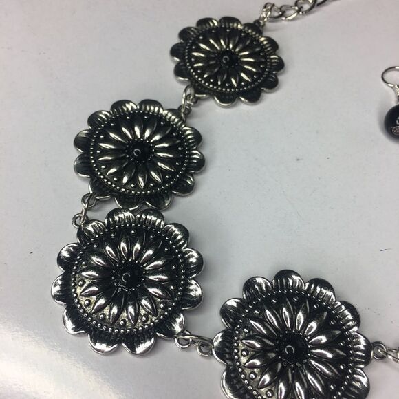 Floral Necklace & Earrings - Picture 4 of 6